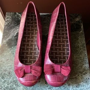 Vionic flats. Burgundy croc pattern with bow. No insoles. Size 8.5